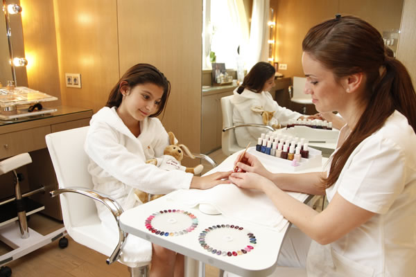 Kids Manicure at the Spa -©Château Saint-Martin & Spa - Oetker Collection