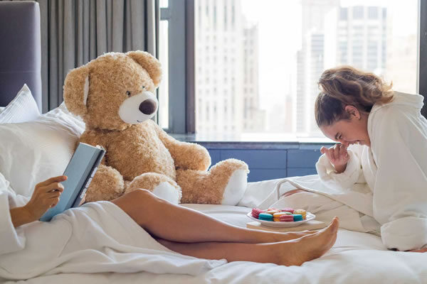 Siblings having fun - ©Lotte New York Palace