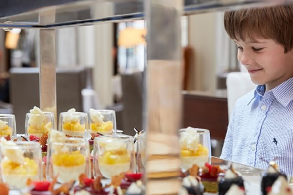 Young guest at desserts-©Corinthia Budapest
