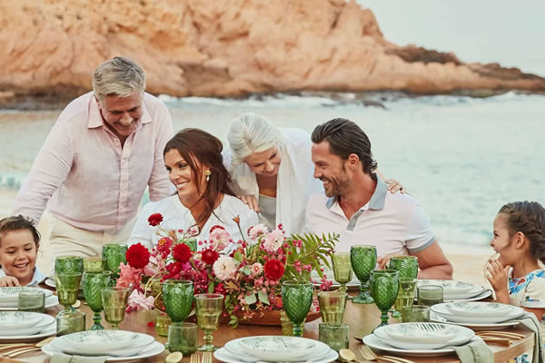 Family Dinner on the Beach ©Montage Los Cabos