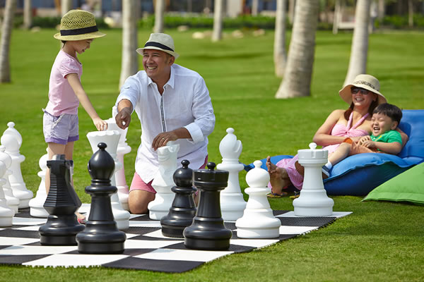 Family Playing Chess in the Garden ©Shangri-La's Sanya Resort and Spa Hainan