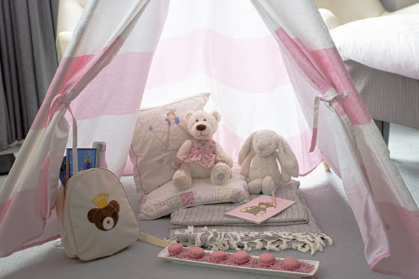 The pink Langham in-room tent ©The Langham New York, Fifth Avenue