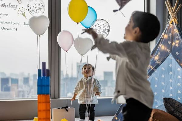 Kids having fun with Balloons ©Four Seasons Hotel Tokyo at Otemachi
