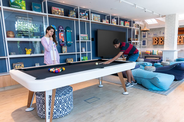 A game of snooker at the Beach Club ©Four Seasons Hotel Bahrain Bay
